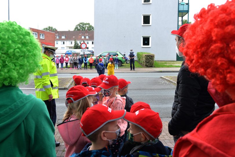 Schulanfangsaktion 2021 an der Sonnenschule. Mit den Bezirksbeamten wird die Straße überquert  und die Ampelmännchen passen auf.