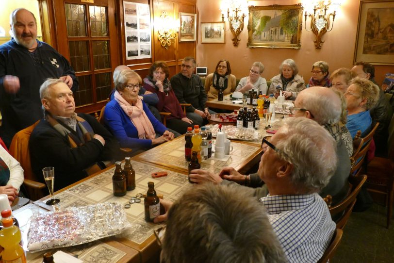 Mitglieder der Gesellschaft für Heimatkunde beim Nachtwächter von Westerholt.