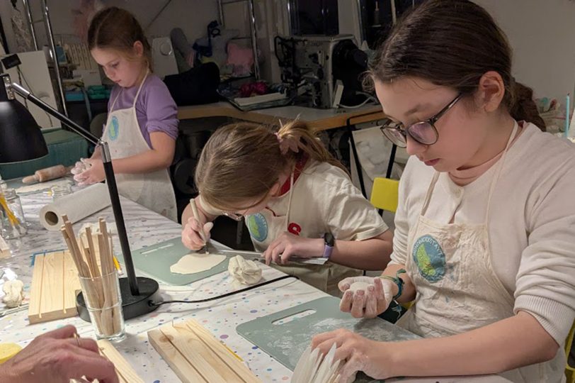 Zweitägiger Workshop in der Kreativwerkstatt &amp;amp;#039;Mondwerkstatt Wanne-Eickel&amp;amp;#039; von Inka Klein-Heidicker. Im Dezember 2025 erstellten elf Kinder im Alter von sieben bis elf Jahren ein Weihnachtsgeschenk: Eine Krippe aus Holz und einer Modelliermasse.