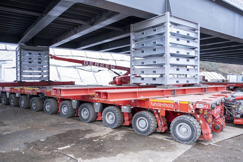 Einheben des ersten Teilstücks für die neue Eisenbahnbrücke über die A43 in Herne (NW), am Sonntag (28.0.2021).