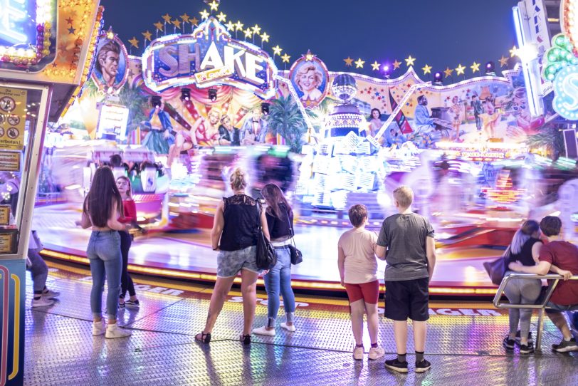 Alles blinkt und alles dreht sich - sehr zur Freude der Kirmes-Fans.