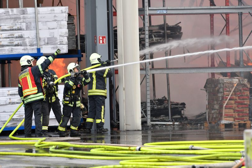 Einsatz der Feuerwehren des Kreises Recklinghausen und der Stadt Herten bei dem Großbrand der Lagerhalle der Hagebau Logistik in Herten (NW), am Sonntag (01.03.2020).