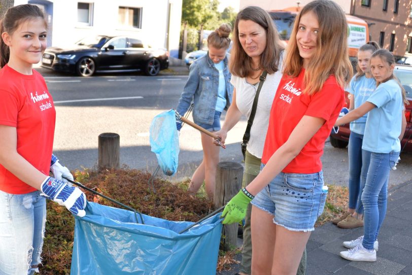 Motiviert durch die Plakataktion „Herne blitzblank“ machen sich Schüler der Hiberniaschule daran, das Umfeld ihrer Schule vom Müll zu befreien. Unterstützung erhielten sie von Oberbürgermeister Dr. Dudda.
