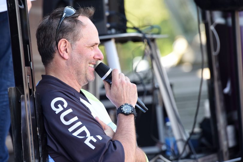 Ralf Schanze moderierte den Track-Stand-Wettbewerb und die Verlosung.