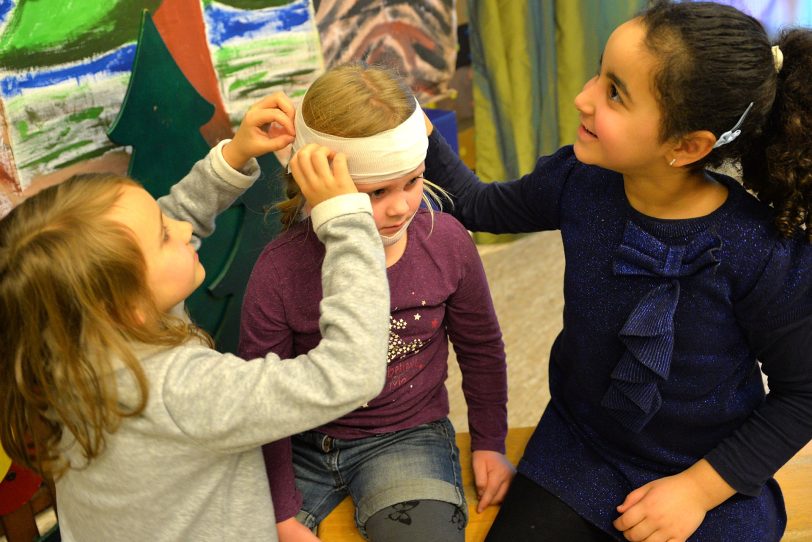 Erste-Hilfe-Kursus für Kinder im Familienzentrum Dreifaltigkeit.