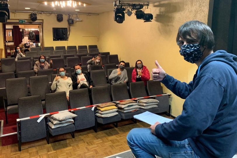 Daniel Steinbach mit Mitgliedern des 'kleinen theaters herne' bei einem Vorbereitungstreffen im Saal des Theaters.