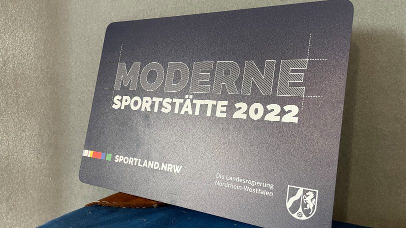 Hängt bald an der Wand der Turnhalle: Das Schild für die