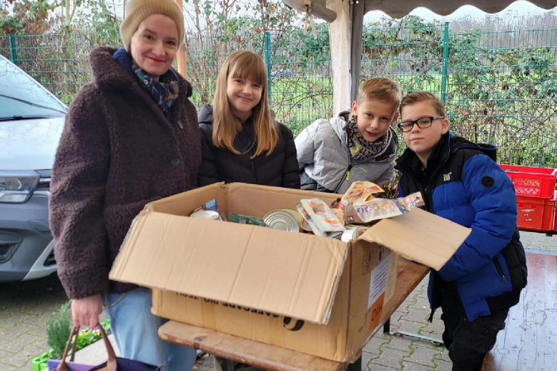 Die Realschule an der Burg übergibt Futterspenden ans Tierheim Herne-Wanne: (v.li.) Klassenlehrerin Constance Reimann mit den Schülern Alexa Kijewski, Florian Pflugmacher und Luca Leuber (alle 6b).