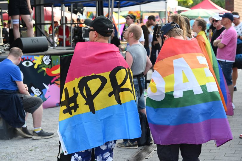 Viele Teilnehmende kamen bunt gekleidet und mit Regenbogenflaggen.