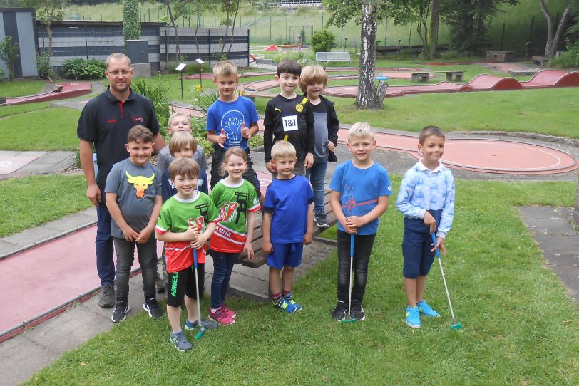 Kleine Eishockeyspieler zu Gast auf der Minigolf-Anlage der MGC Rot Weiß.