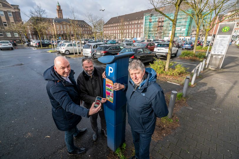 Ab sofort kann in Herne die Parkgebühr per App geregelt werden. Dr. Joachim Wahle, Dezernent Karlheinz Friedrichs und Fachbereichsleiter Josef Becker.