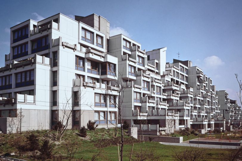 Terrassenwohnhaus Girondelle von Südosten mit vorgelagertem Gemeinschaftsflächen am
