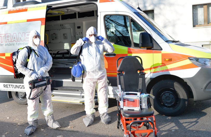 Vorbereitung für den Transport eines &amp;amp;amp;#039;fiktiven coronainfizierten&amp;amp;amp;#039; Patienten durch die Firma Hospitrans. im Bild v.l.: Kevin Siderczyk und Hospitrans-Chef Klaus Möllmann.