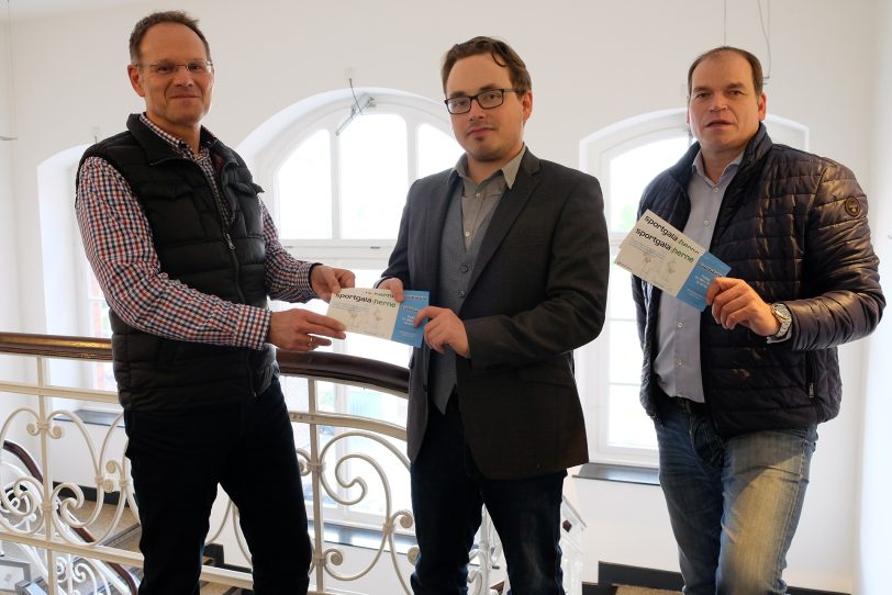 v.l. Frank Rettig mit den Kartengewinnern Lukas Giese und Carsten Kordes.