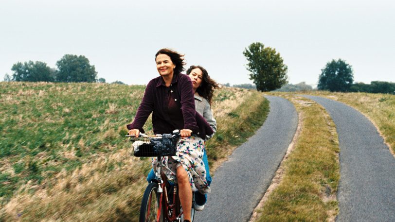 Unbeschwerte Zeit des Zusammenseins: Betty (Barbara Auer) und Laura (Paula Beer) auf dem Fahrrad.