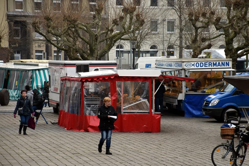 Wochenmarkt vor dem Herner Rathaus.