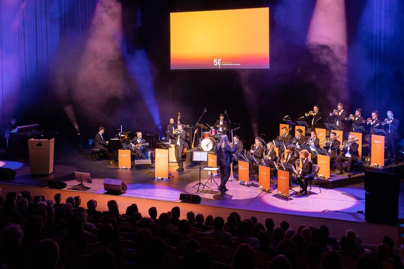 Große Bühne, feierliches Programm im Konzerthaus Dortmund.
