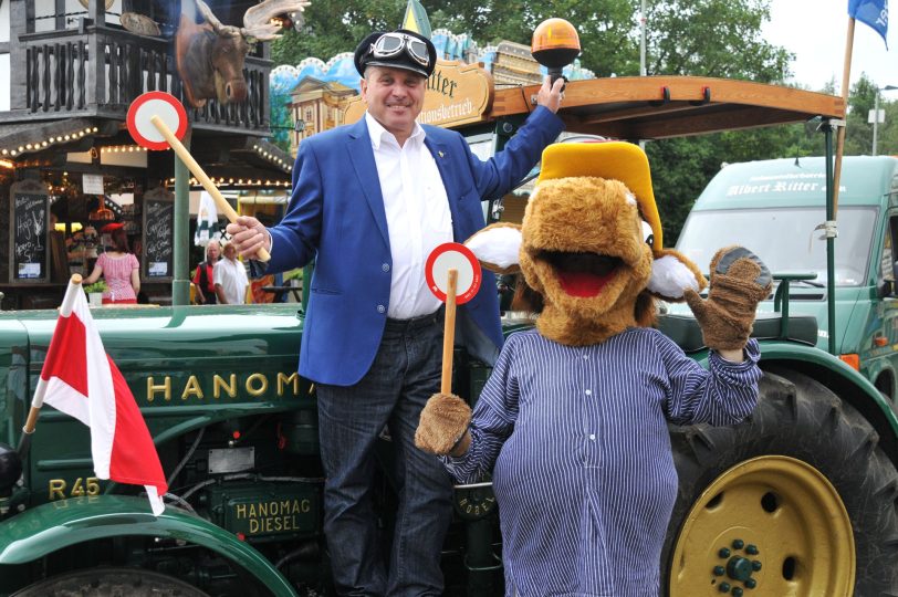 Das Kirmes-Maskottchen Fritz mit Schaustellerpräsident Albert Ritter (li).