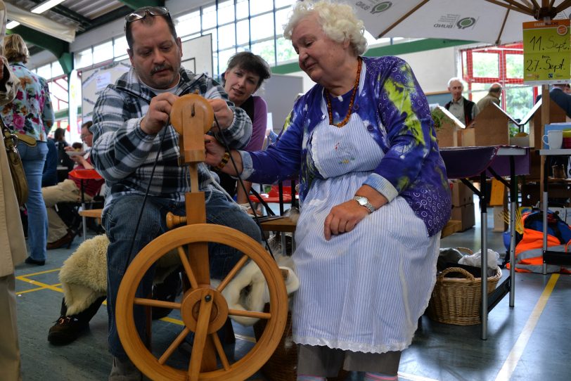 Spinnerin Selma Barz mit ihrem Rad und Besucher Andreas Kirchner.