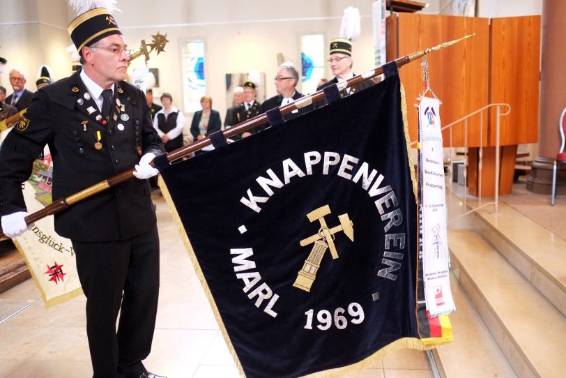 Hans-Jürgen Steinbach spricht zu seinen Kameraden beim Gottesdienst in der Christuskirche.