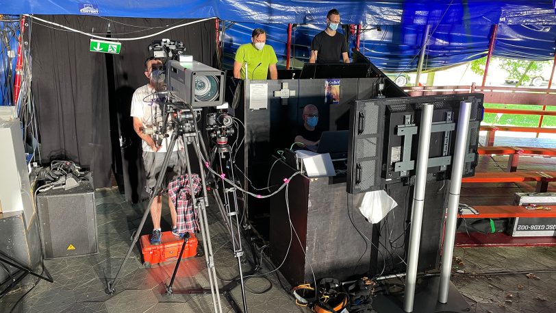 An der Technik: (v.li.) Kameramann Marcel Dörder, Lichttechniker Michael Stoll, Lichttechniker Mike Grzejdziak und Videoschneider Adrian Dodot (unten).