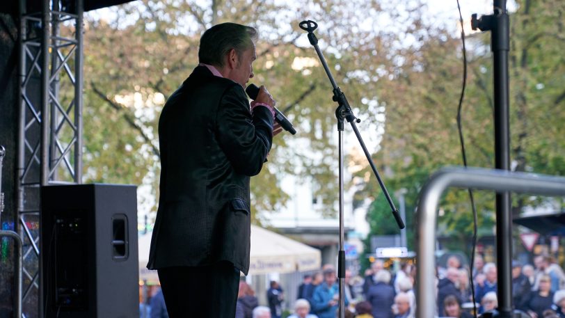 Das Herbstfest in Eickel startete bei bestem Herbstwetter - Lars Vegas in Aktion.