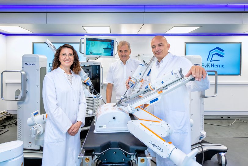 Chefärztin Luljeta Korca, Chefarzt Prof. Dr. Matthias Kemen und Chefarzt Dr. Erich Hecker (v.l.) und ihre neueste OP-Technik: Roboter HUGO.