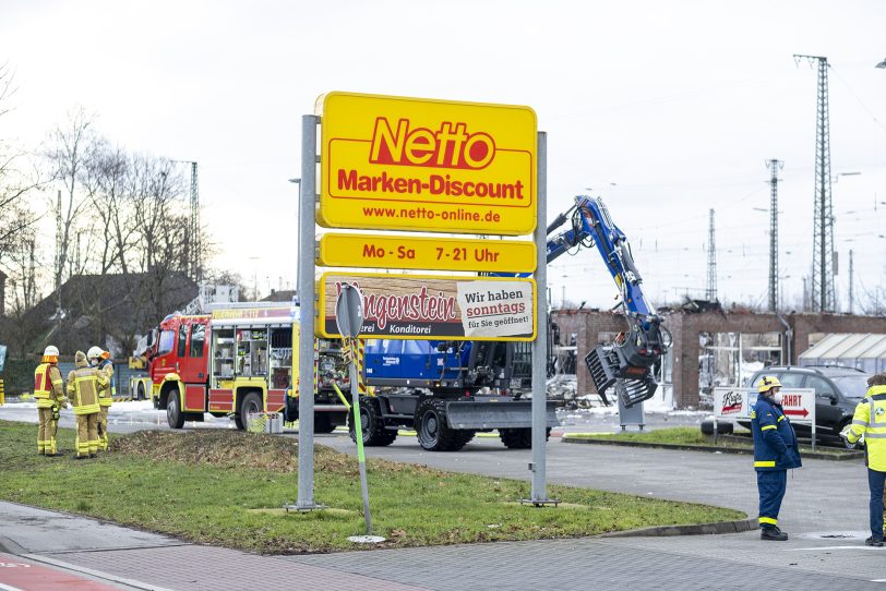 Durch einen Brand wurde am Samstagmorgen (31.01.2021) der Netto-Markt an der Berliner Straße in Herne (NW) komplett zerstört. Kräfte der Berufs- und der Freiwilligen Feuerwehr wurden bei den Löscharbeiten durch das THW unterstützt. Die Polizei ermittelt wegen des Verdachts auf Brandstiftung.