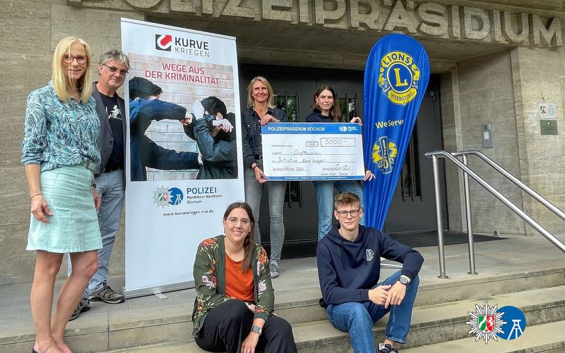 Übergabe des Spendenschecks des Leo-Hilfswerks Wanne-Eickel an das Polizeipräsidium Bochum für die Initiative 