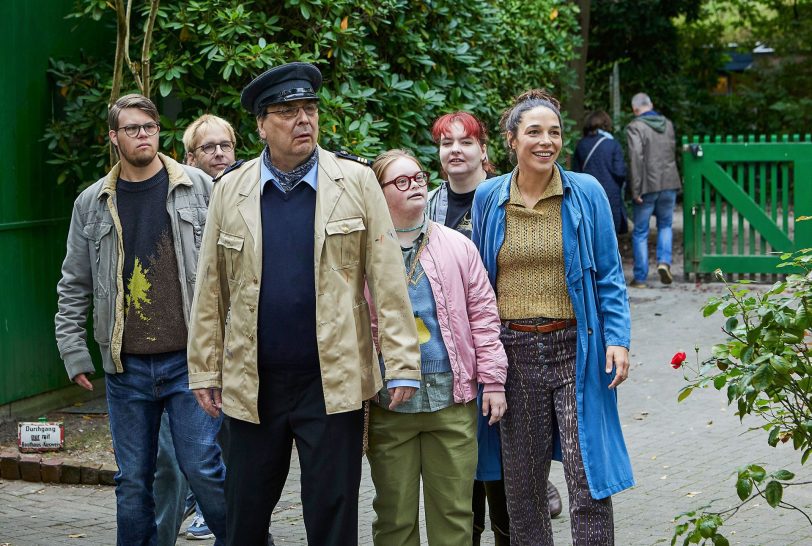Die Truppe aus dem Atelier „Die Maler“, Ulf (Simon Rupp), Reinhard (Reinhard Lagrain), Herbert (Ralph Diekers), Iris (Amelie Gerdes) und Franzi (Nicola Pieper) ist mit Betreuerin Martha (Judith Bohle, r.) bei Denis am See aufgetaucht, um Tretboot zu fahren.