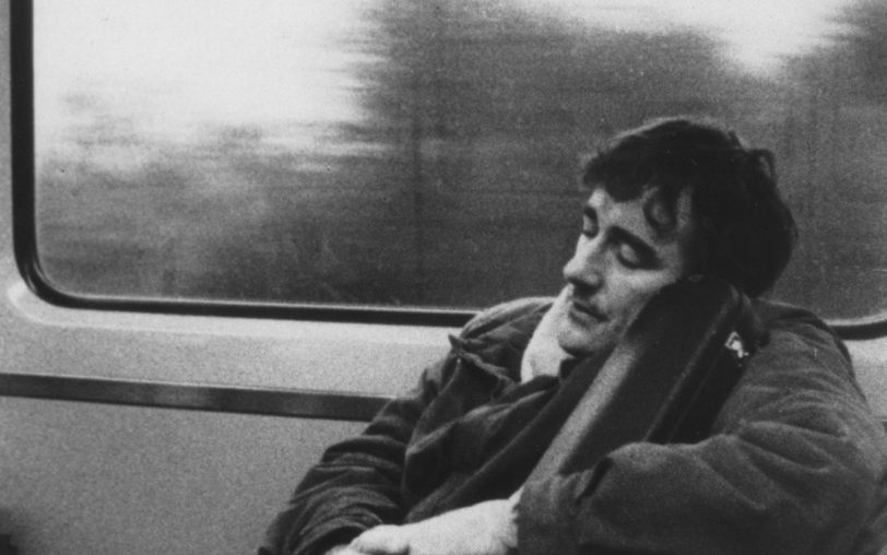Fred Frith schläft gern auf längeren Zugfahrten zwischen zwei Auftritten.