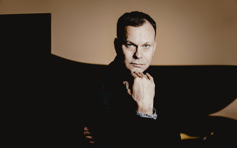 Stefan Vladar, Opern- und Generalmusikdirektor des Theaters Lübeck und Professor für Klavier in Wien, ist Klaviersolist und musikalischer Leiter des 7. Sinfoniekonzertes der neuen Philharmonie Westfalen.