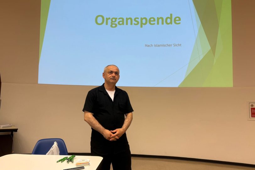 Tuncay Nazik referierte im Juli 2025 vor angehenden Medizinern über die Organspende im Islam.