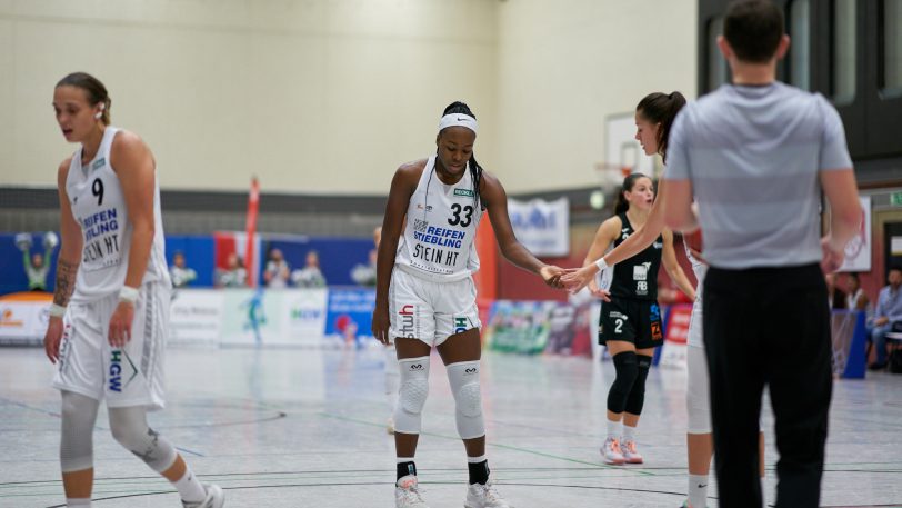 Die HTC-Damen gewinnen gegen die SNP BasCats USC Heidelberg am Sonntag (3.10.2021) mit 66:64. Im Bild Nicole Enabosi (Mitte) beim Freiwurf