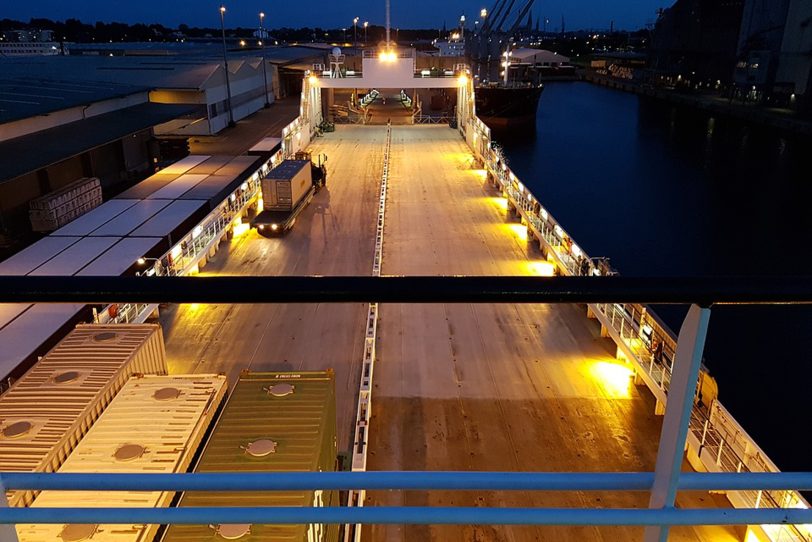 Frachtschiff im Lübecker Hafen.