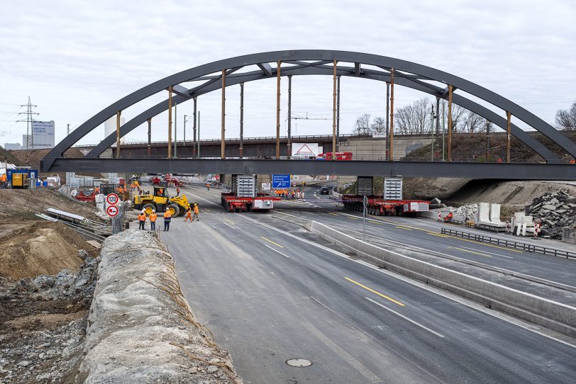 Einheben des ersten Teilstücks für die neue Eisenbahnbrücke über die A43 in Herne (NW), am Sonntag (28.0.2021).