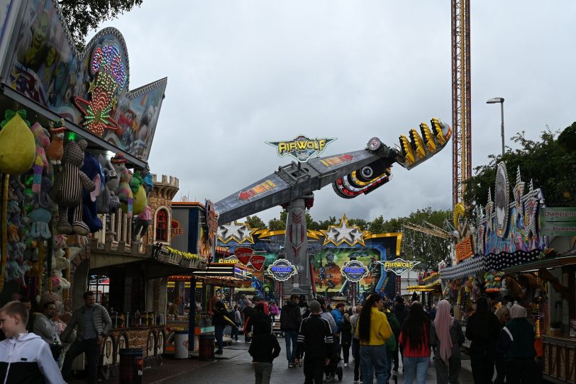 Die Cranger Kirmes beginnt regnerisch.