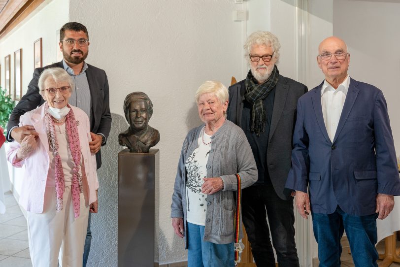 Serdar Yüksel (2.v.l.) freute sich gemeinsam mit dem Künstler Heinrich Brockmeier (3.v.l.) und Else Drensecks Sohn Heinz Drenseck (4.v.l.) über die Büste und die Gedenktafel.