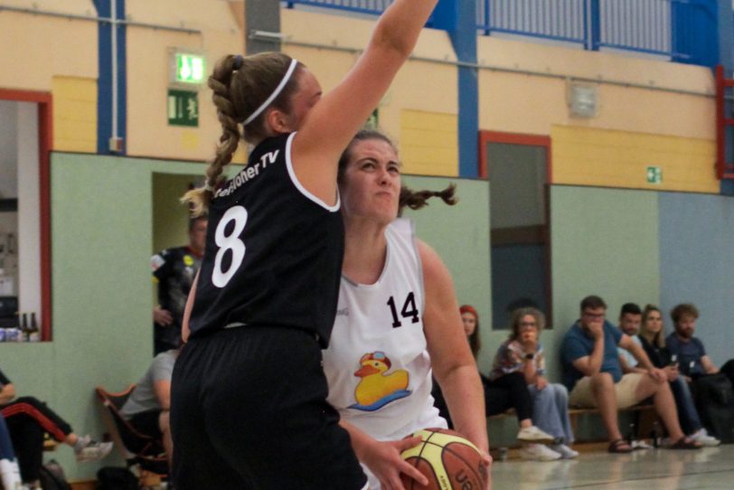 Laura Hader (re.) und die erste Damenmannschaft der Ruhrpott Baskets Herne gewann beim Barmer TV in Wuppertal mit 72:28.