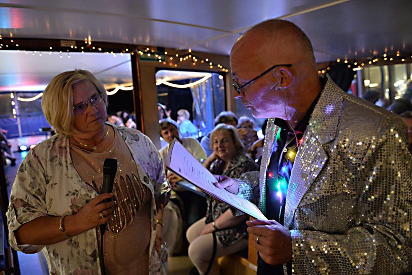 Finalistin Irmgard Hagenkötter und Quizmaster Eckart Waage.