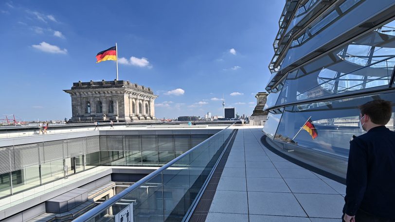 hallo-Fotograf Heinz-Jürgen Bourichter wurde durch das Paul-Löbe-Haus, das Marie-Elisabeth Lüders Haus und den Reichstag in Berlin geführt. Allabendlich beginnt mit Einsetzen der Dunkelheit eine Film-, Licht- und Tonprojektion mit dem Titel „Dem deutschen Volke — Eine parlamentarische Spurensuche. Vom Reichstag zum Bundestag“.