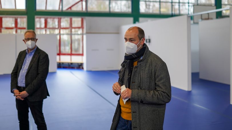 Das Impfzentrum in der Sporthalle am Gysenberg wurde vorgestellt, im Bild (re.) Stadtsprecher Christoph Hüsken.