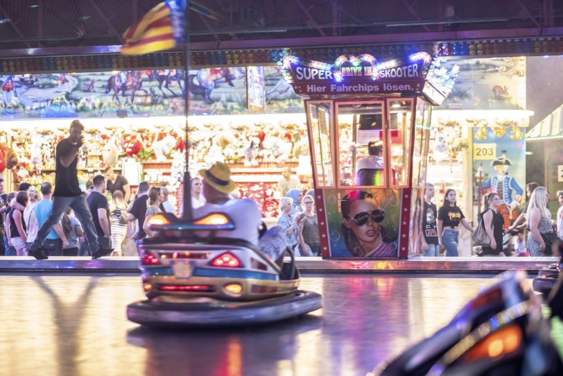 Alles blinkt und alles dreht sich - sehr zur Freude der Kirmes-Fans.