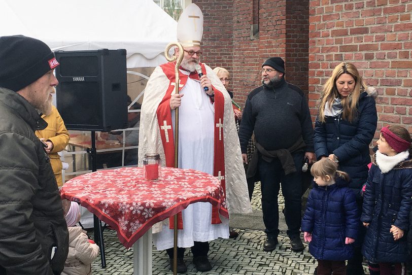 Der Nikolaus kam zum Adventsbasar rund um St. Laurentius.