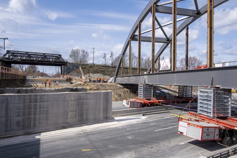 Einheben des ersten Teilstücks für die neue Eisenbahnbrücke über die A43 in Herne (NW), am Sonntag (28.0.2021).