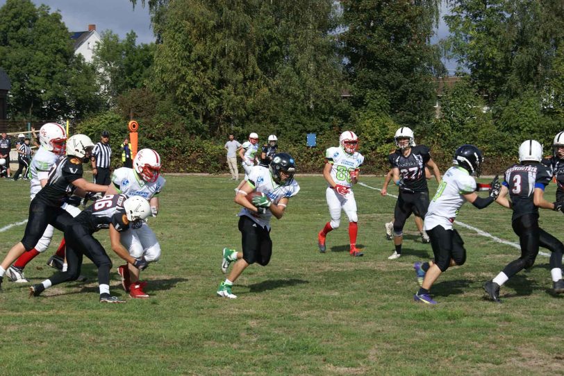 U19 weiß: Max Weitz trägt den Ball für Raumgewinn.