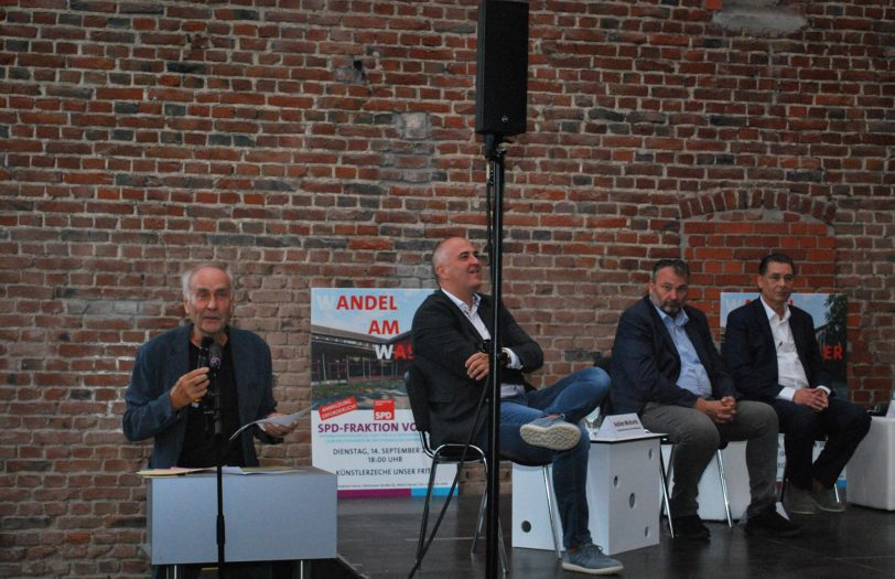 Bei der Veranstaltung 'Wasser im Wandel' wurden die Pläne für Bebauung des Geländes der ehemaligen „Dannekamp-Schule“ erläutert, unter anderem von Investor Helmut Skiba (li.)