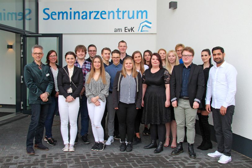 15 Absolventen bestanden nach ihrer dreijährigen Ausbildung ihr Examen und sind nun Gesundheits- und Krankenpfleger.