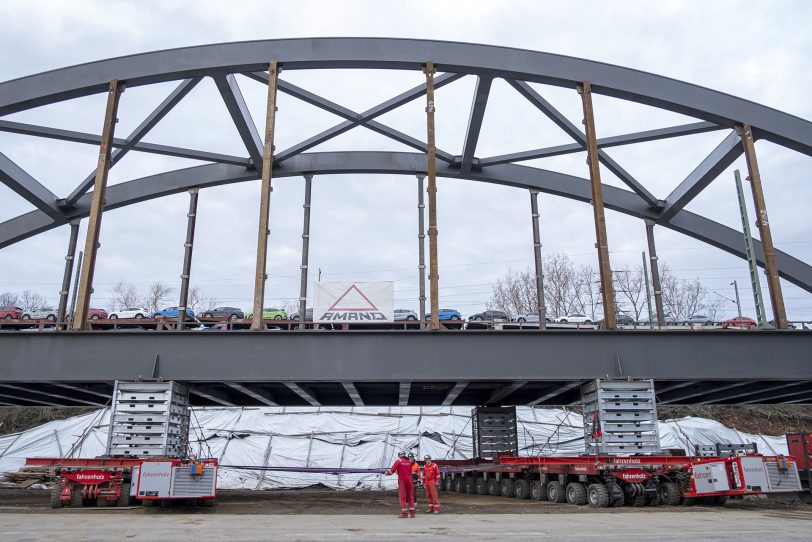 Einheben des ersten Teilstücks für die neue Eisenbahnbrücke über die A43 in Herne (NW), am Sonntag (28.0.2021).