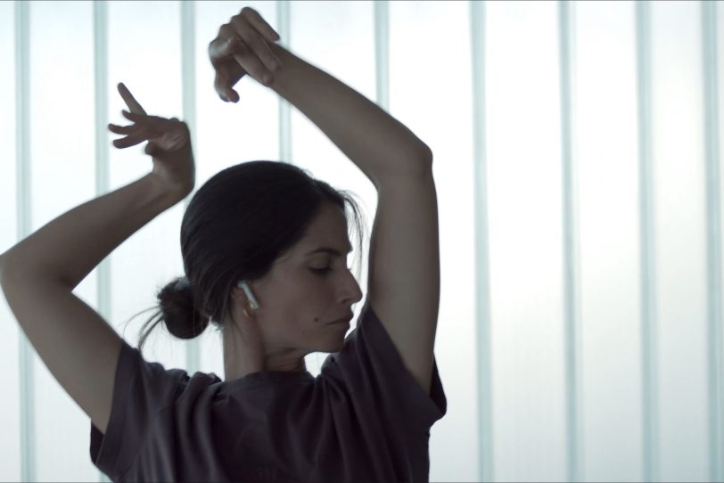 Neu im Kino: La Singla – Elena (Helena Kaittani) nimmt selbst Flamenco-Unterricht, um sich besser in ihr Recherche-Objekt hineinversetzen zu können.
